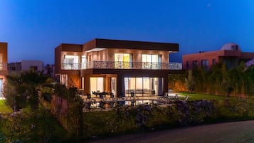 Standaard villa, balkon, uitzicht op tuin | Exterieur