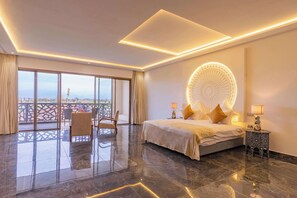 أغطية فراش متميزة وخزنة داخل الغرفة وبديكورات فريدة لكل غرفة