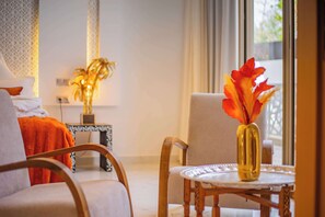 Villa superior, balcón, vistas al jardín | Ropa de cama de alta calidad, caja fuerte, decoración individual