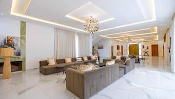 Deluxe villa, balkon, uitzicht op tuin | Lobby