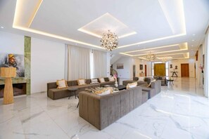 Deluxe villa, balkon, uitzicht op tuin | Lobby