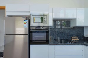 Villa superior, balcón, vistas al jardín | Cocina privada | Frigorífico, microondas, horno y placa de cocina