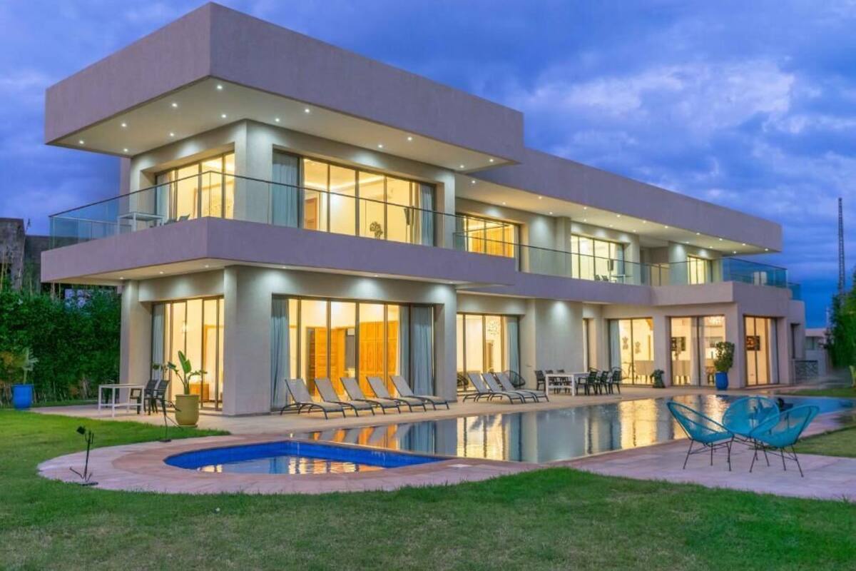 Deluxe villa, balkon, uitzicht op tuin | Zwembad | Een buitenzwembad