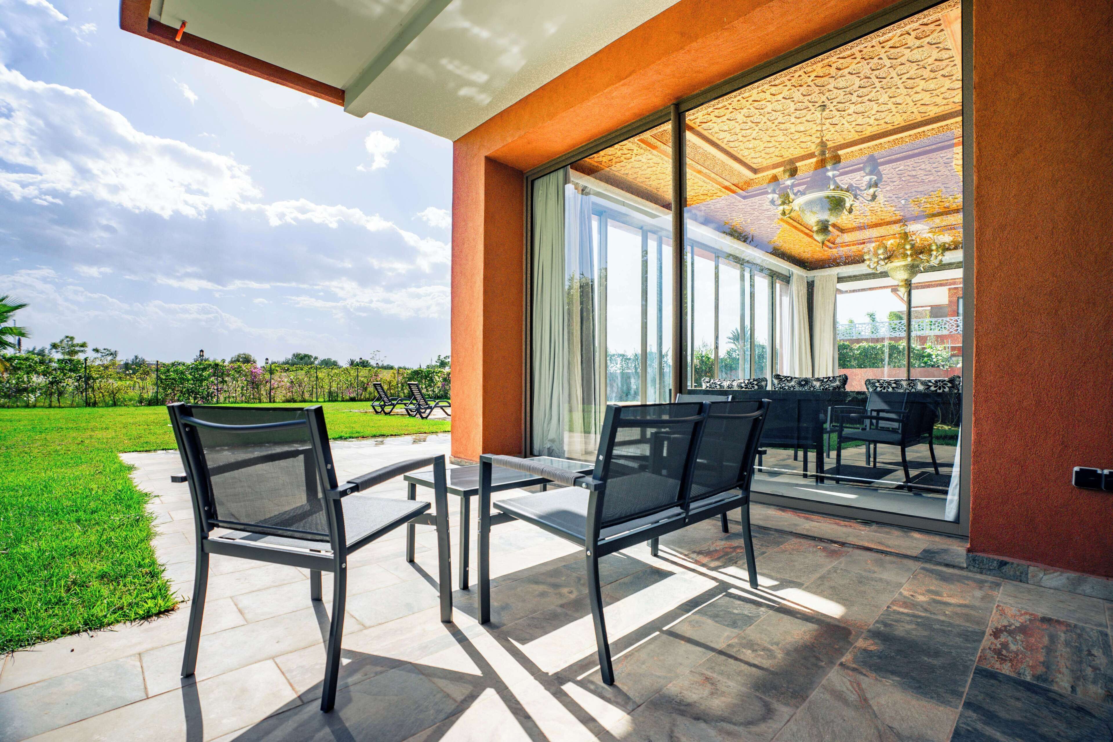 Standard-Villa, Balkon, Gartenblick | Wohnbereich | 50-Zoll-Smart-TV mit Satellitenempfang, Kamin