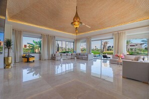 المنشأة من الداخل