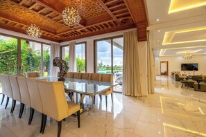 Villa Deluxe, balcón, vistas al jardín | Zona de estar | Smart TV de 50 pulgadas con canales por satélite, una chimenea