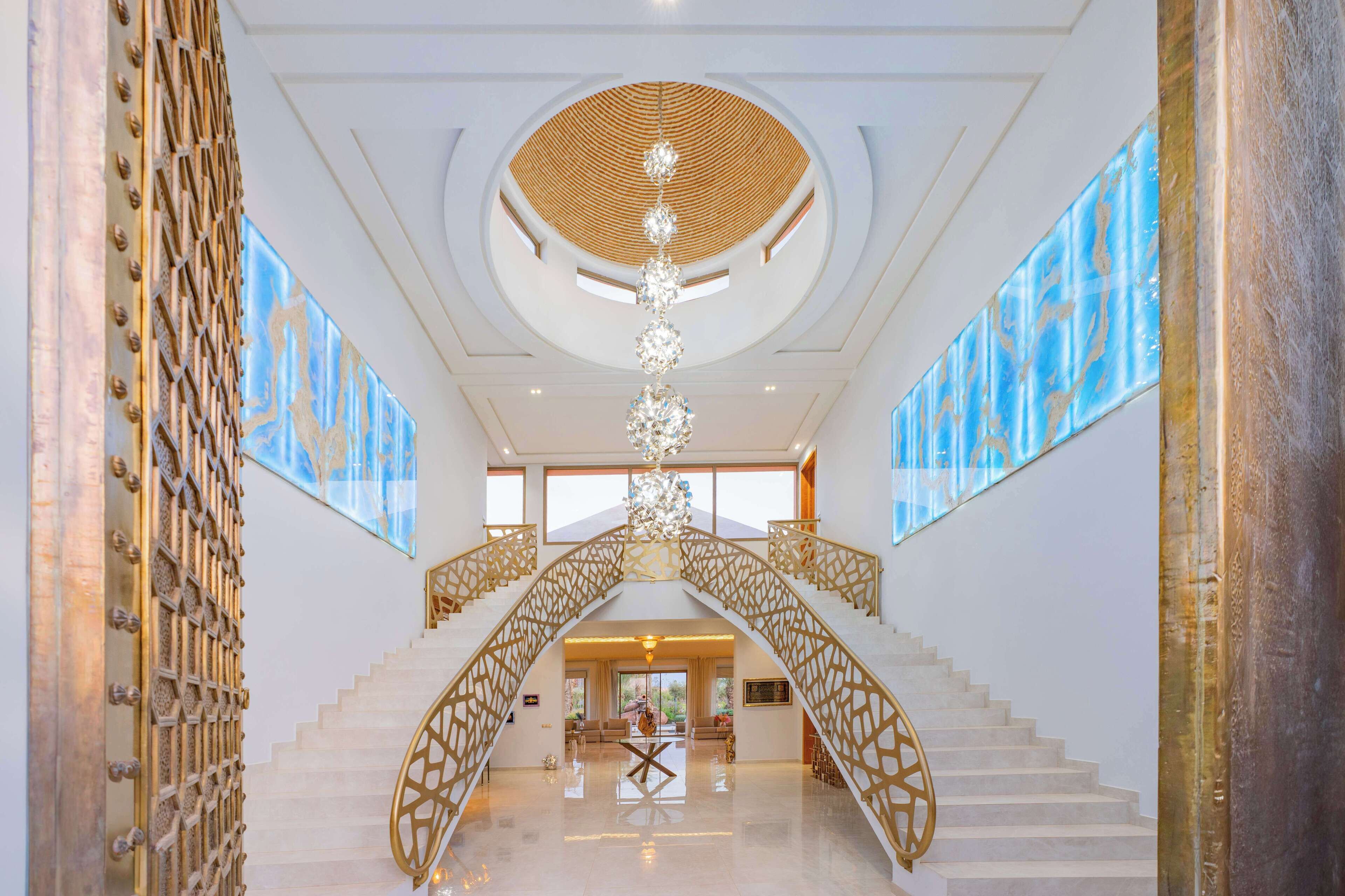 Exklusiv villa - balkong - utsikt mot trädgården | Vardagsrum | 50-tums smart-tv med satellitkanaler och eldstad