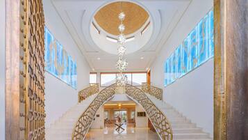 Exklusiv villa - balkong - utsikt mot trädgården | Vardagsrum | 50-tums smart-tv med satellitkanaler och eldstad