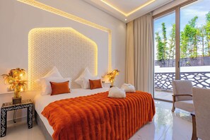 Villa superior, balcón, vistas al jardín | Ropa de cama de alta calidad, caja fuerte, decoración individual