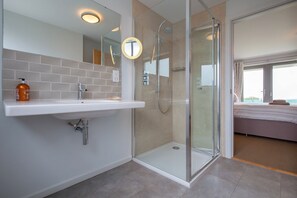 Dusche, Handtücher, Toilettenpapier
