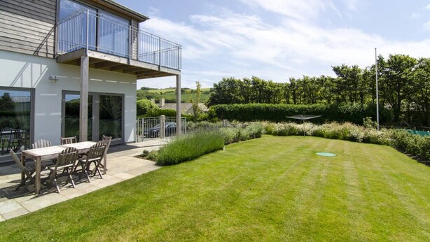 A modern house with a balcony, a lawn, and a pool. - Sloopside - Bantham, South Devon (Bantham)