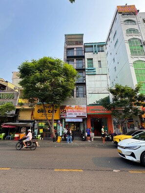 Un immeuble à plusieurs étages avec une enseigne indiquant « Hôtel Maipha ».