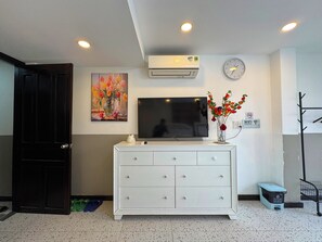 Chambre Panoramique, 2 grands lits, balcon, vue ville | Intérieur