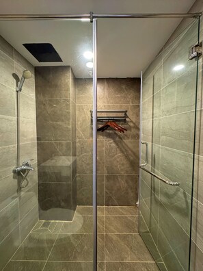 Dusche, Regendusche, umweltfreundliche Kosmetikartikel, Hausschuhe