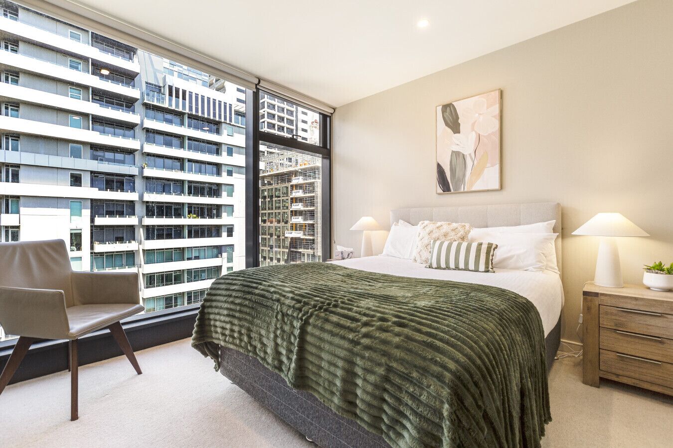 Työpöytä, silitysrauta/-lauta, Wi-Fi, vuodevaatteet