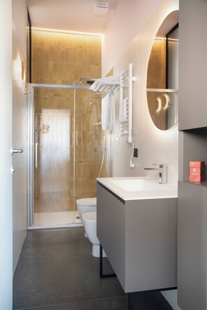 Dusch, hårtork, bidé och handdukar