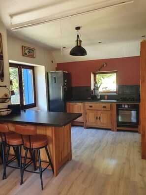 Oven, dishwasher - 5-bedroom house Jardin Détente Nature (La Bourboule)
