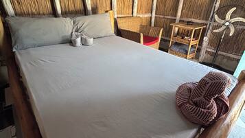 Een minibar, beddengoed