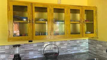 Réfrigérateur dans l'espace commun