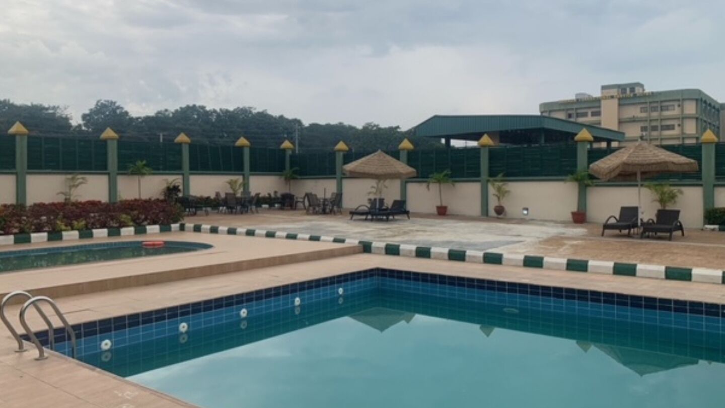 6 kolam renang outdoor