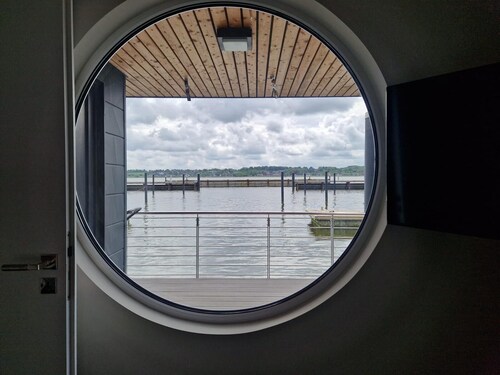 Wasserhaus im Pionierhafen - Waschmaschine, Dachterrasse, TV, PKW-Stellplatz