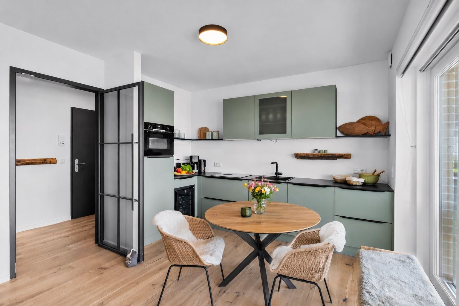 Wasserkocher mit Kaffee-/Teezubehör, Kühlschrank, Ofen, Herdplatte