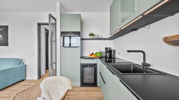 Wasserkocher mit Kaffee-/Teezubehör, Kühlschrank, Ofen, Herdplatte