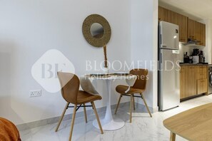 อพาร์ทเมนท์, ระเบียง | ร้านอาหาร