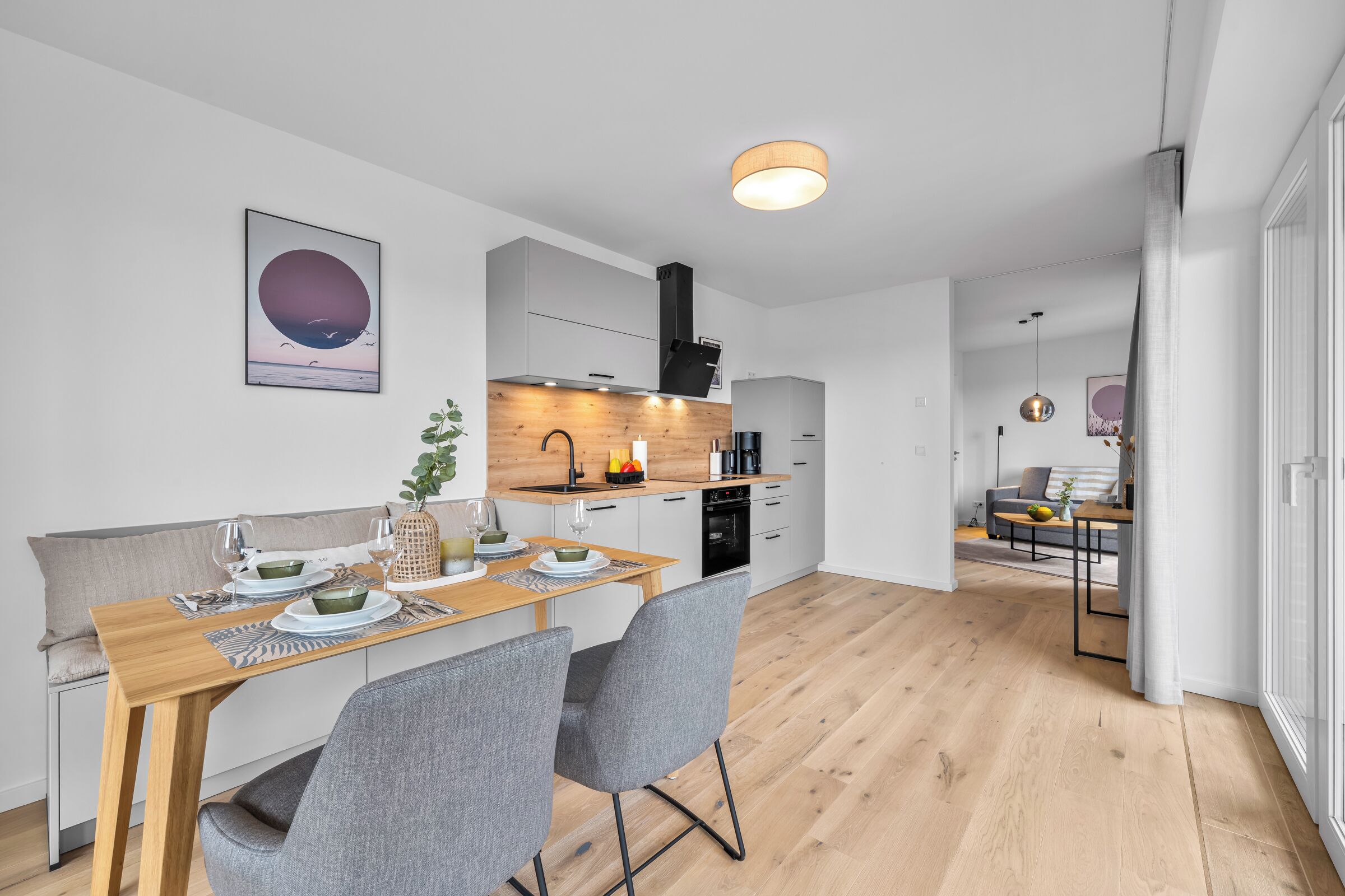 Eine moderne Küche mit einer Holzausziehtheke, eingebauten Geräten und Blick in den Essbereich.