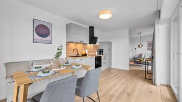 Wasserkocher mit Kaffee-/Teezubehör, Kühlschrank, Ofen, Herdplatte
