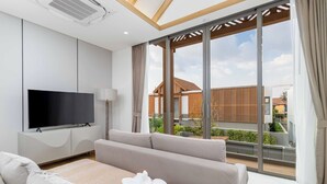 Ein modernes Hotelzimmer mit einem großen Bett, einem Flachbildfernseher und einem Balkon mit Blick auf die Stadt.