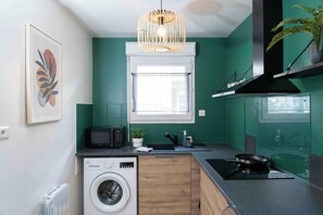 Frigorífico, microondas, placa de cocina y cafetera o tetera