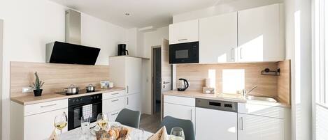 Kühlschrank, Mikrowelle, Ofen, Herdplatte