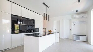 Refrigerador, microondas, lavavajillas y utensilios de cocina