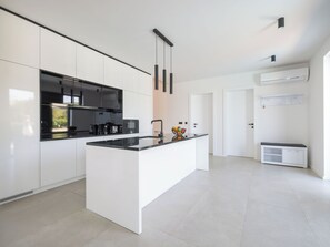 Kühlschrank, Mikrowelle, Geschirrspüler, Kochgeschirr/Geschirr/Besteck