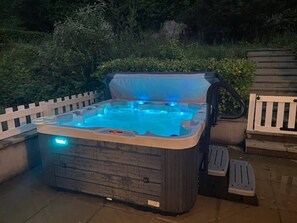 Bañera de hidromasaje al aire libre