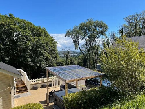 5* Woodland Lodge with covered hot tub, dog friendly, golf, close to beach