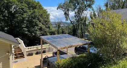 5* Woodland Lodge with covered hot tub, dog friendly, golf, close to beach