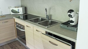 Kühlschrank, Mikrowelle, Ofen, Geschirrspüler
