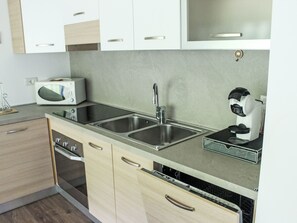 Kühlschrank, Mikrowelle, Ofen, Geschirrspüler
