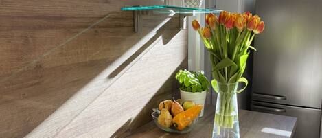 Kjøleskap, ovn, oppvaskmaskin og kjøkkenutstyr