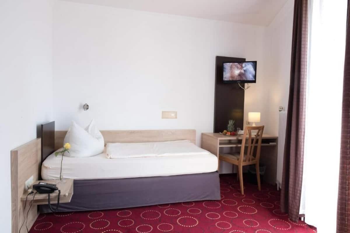 Habitación individual | Caja fuerte, escritorio, tabla de planchar con plancha y wifi gratis