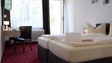 Tweepersoonskamer, balkon, uitzicht op stad | Een kluis op de kamer, een bureau, een strijkplank/strijkijzer