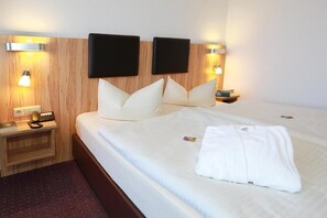 Habitación doble, balcón, vistas a la ciudad | Caja fuerte, escritorio, tabla de planchar con plancha y wifi gratis