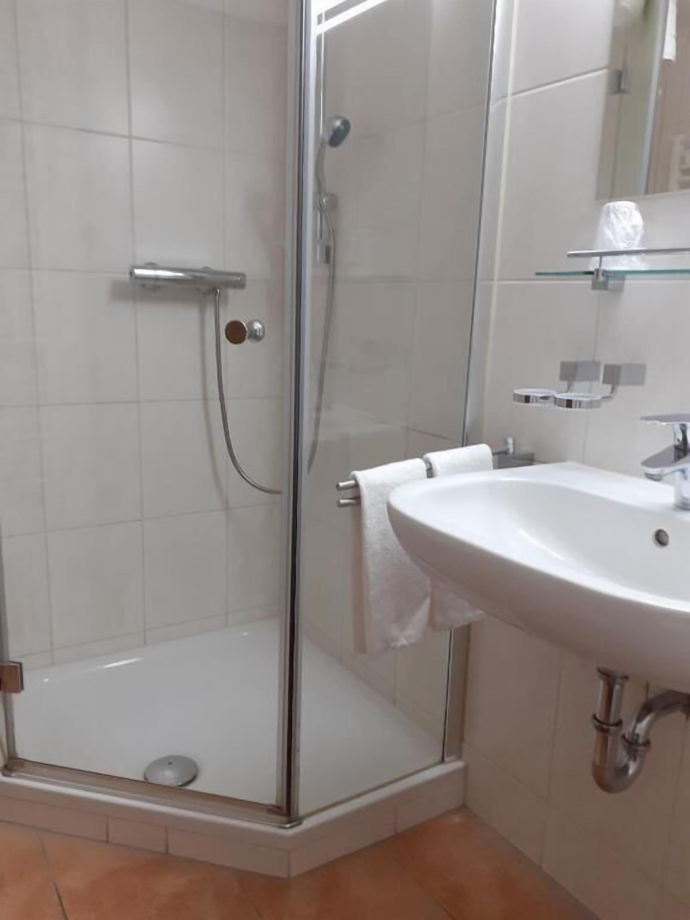 Doppelzimmer, Balkon, Stadtblick | Badezimmer | Badewanne und Dusche (separat), Haartrockner, Hausschuhe, Handtücher