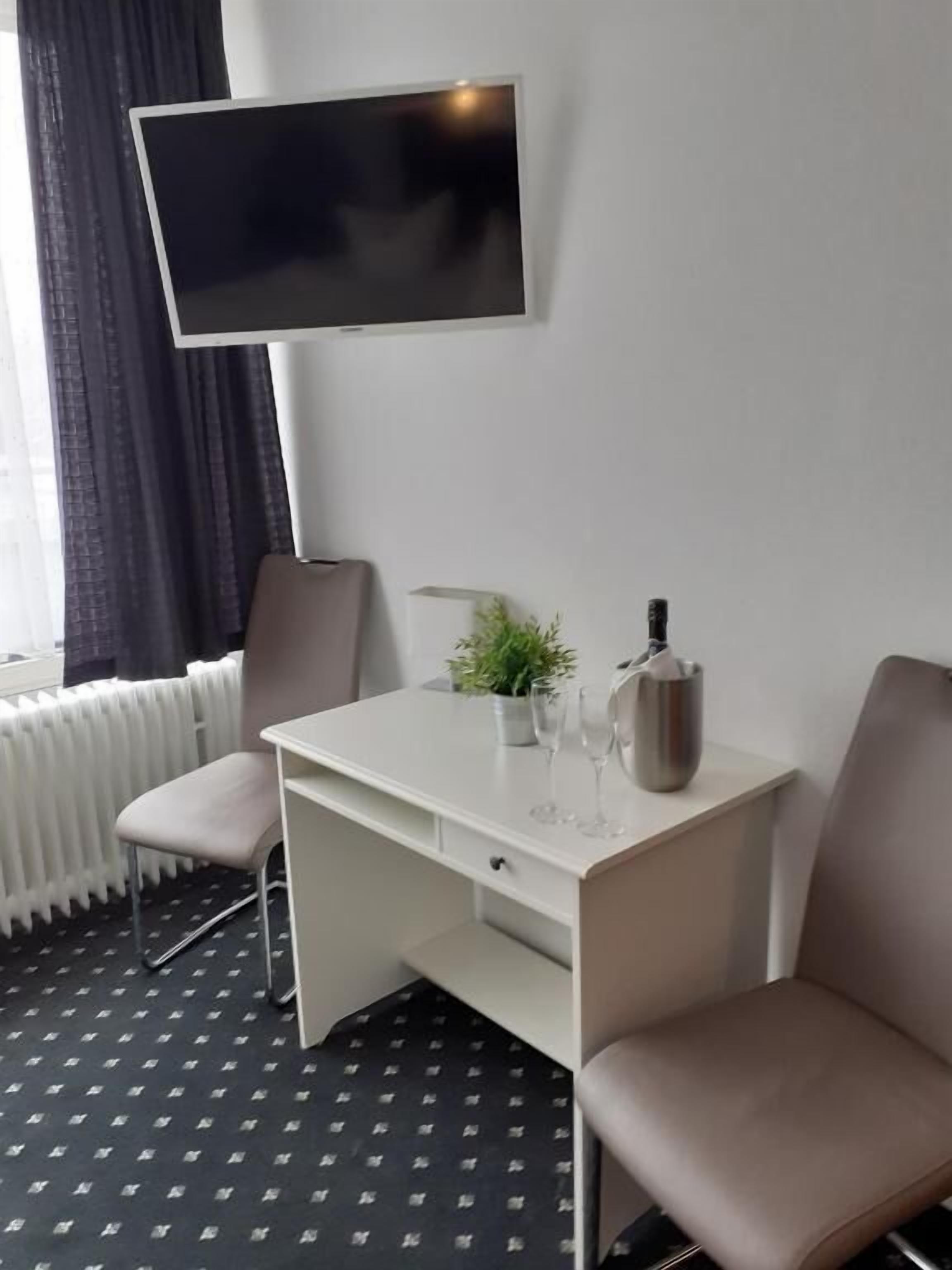 Double Room, Balcony, City View | Dining