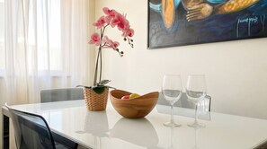 Dining - Central Vecindario Apartment · 10 min from Airport · Fast WiFi (Vecindario)