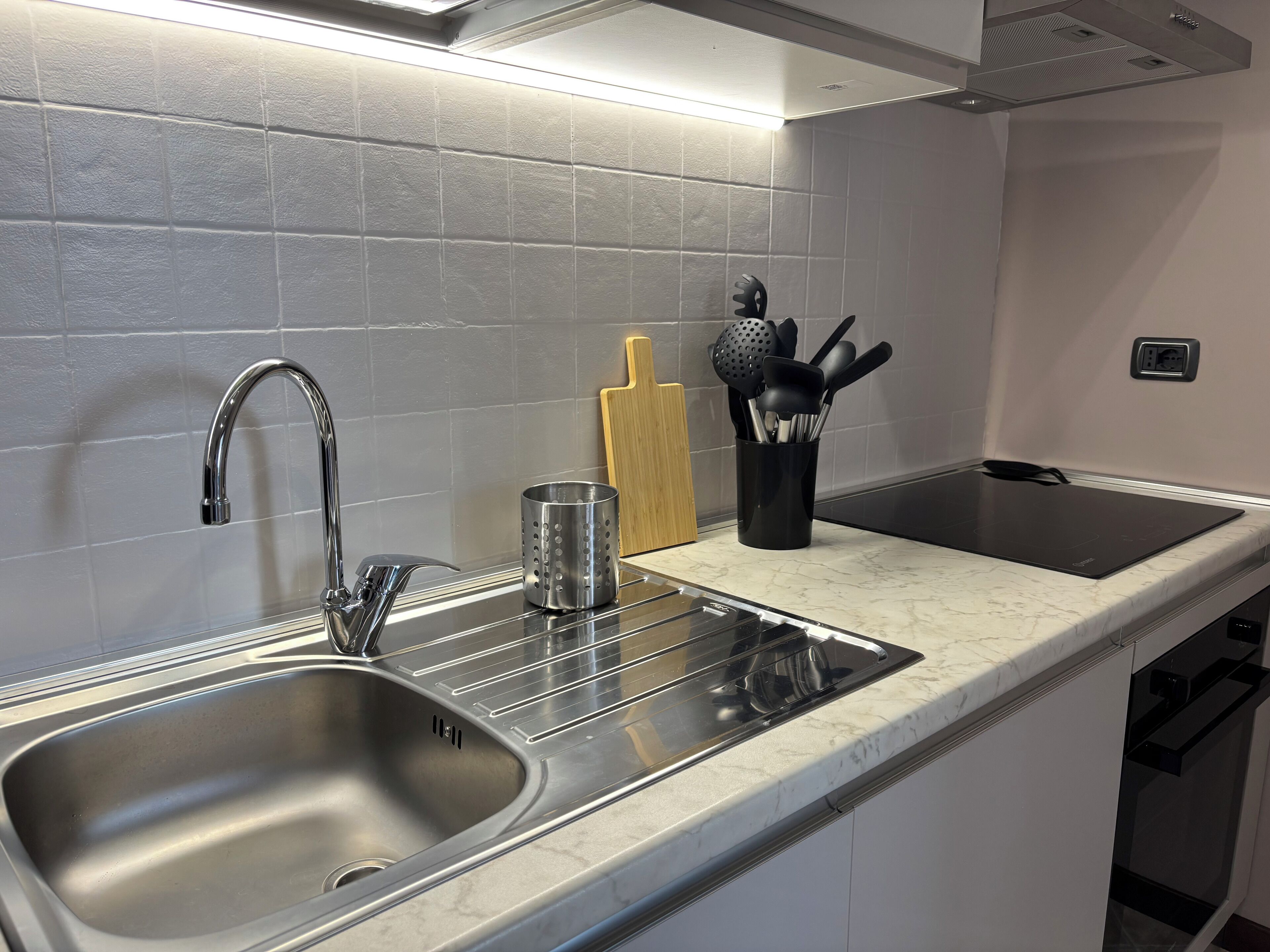 Frigorifero, microonde, forno, piano cottura