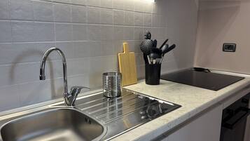 Frigorifero, microonde, forno, piano cottura