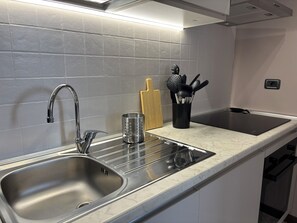 Frigorifero, microonde, forno, piano cottura